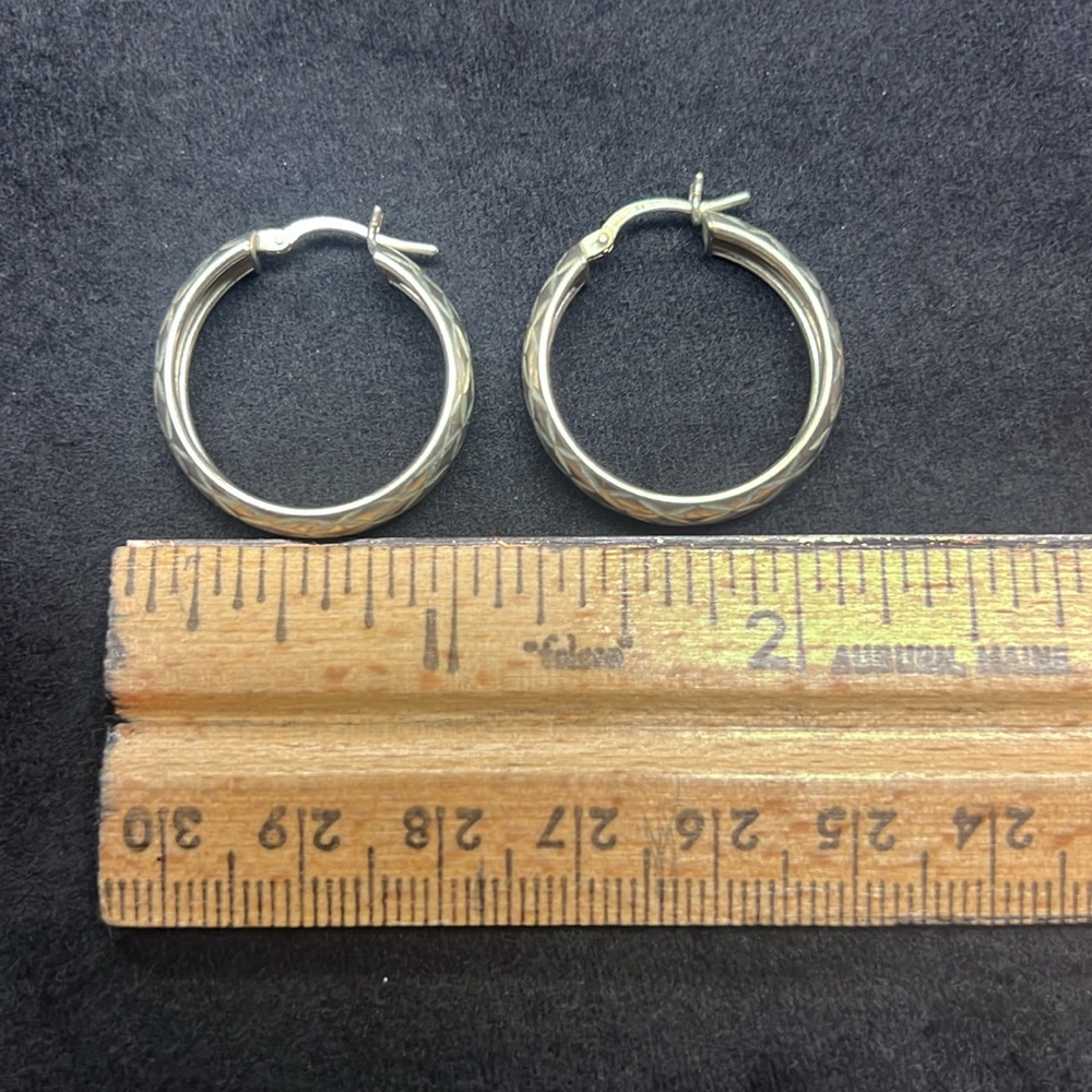 Dimond Pattern Hoop Earrings - Picture 2 of 3